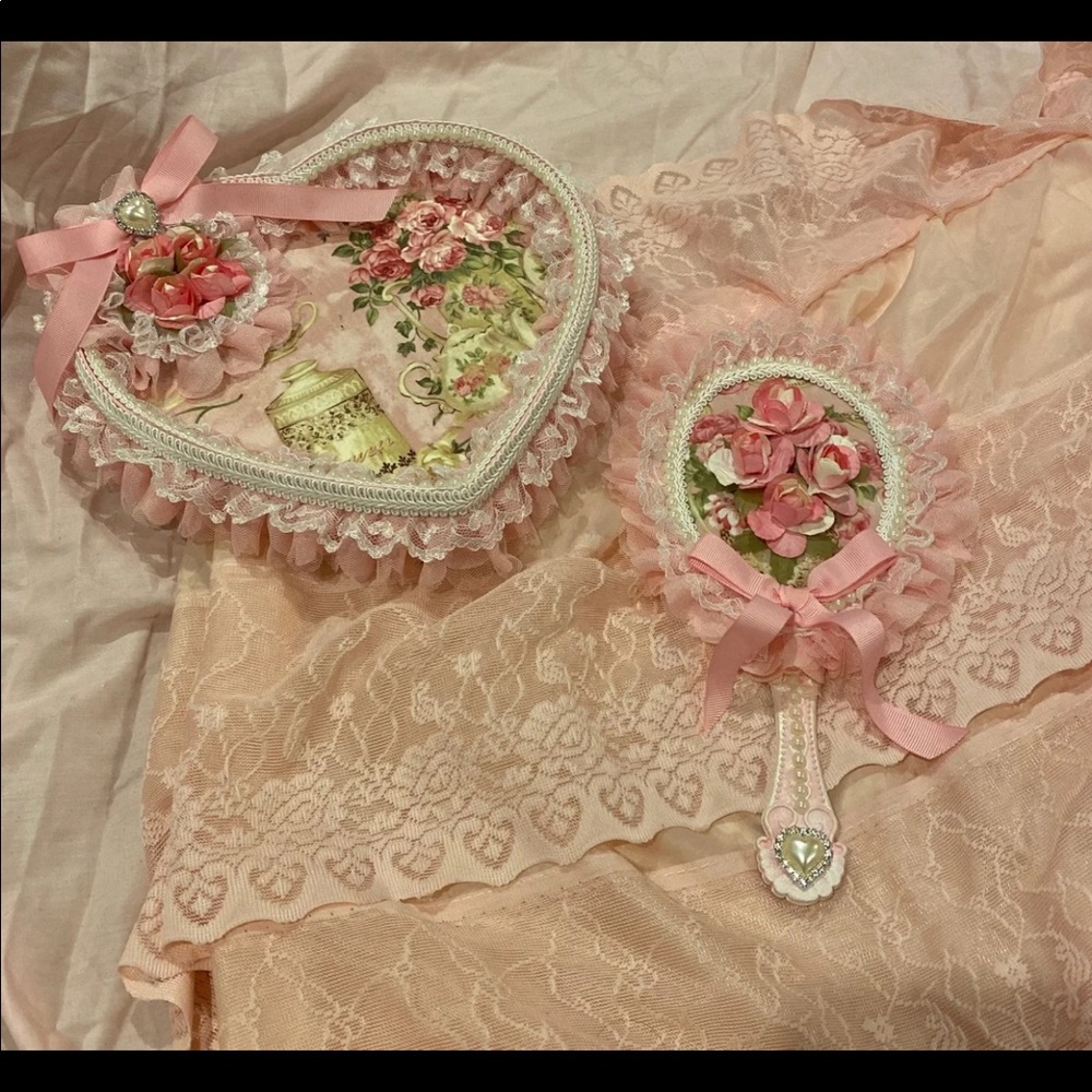 Shabby chic mirror & vanity heart decor - Picture 2 of 13